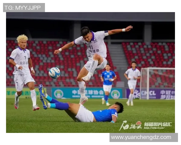 新疆小男孩足球明星的成长之路与梦想追逐的精彩故事